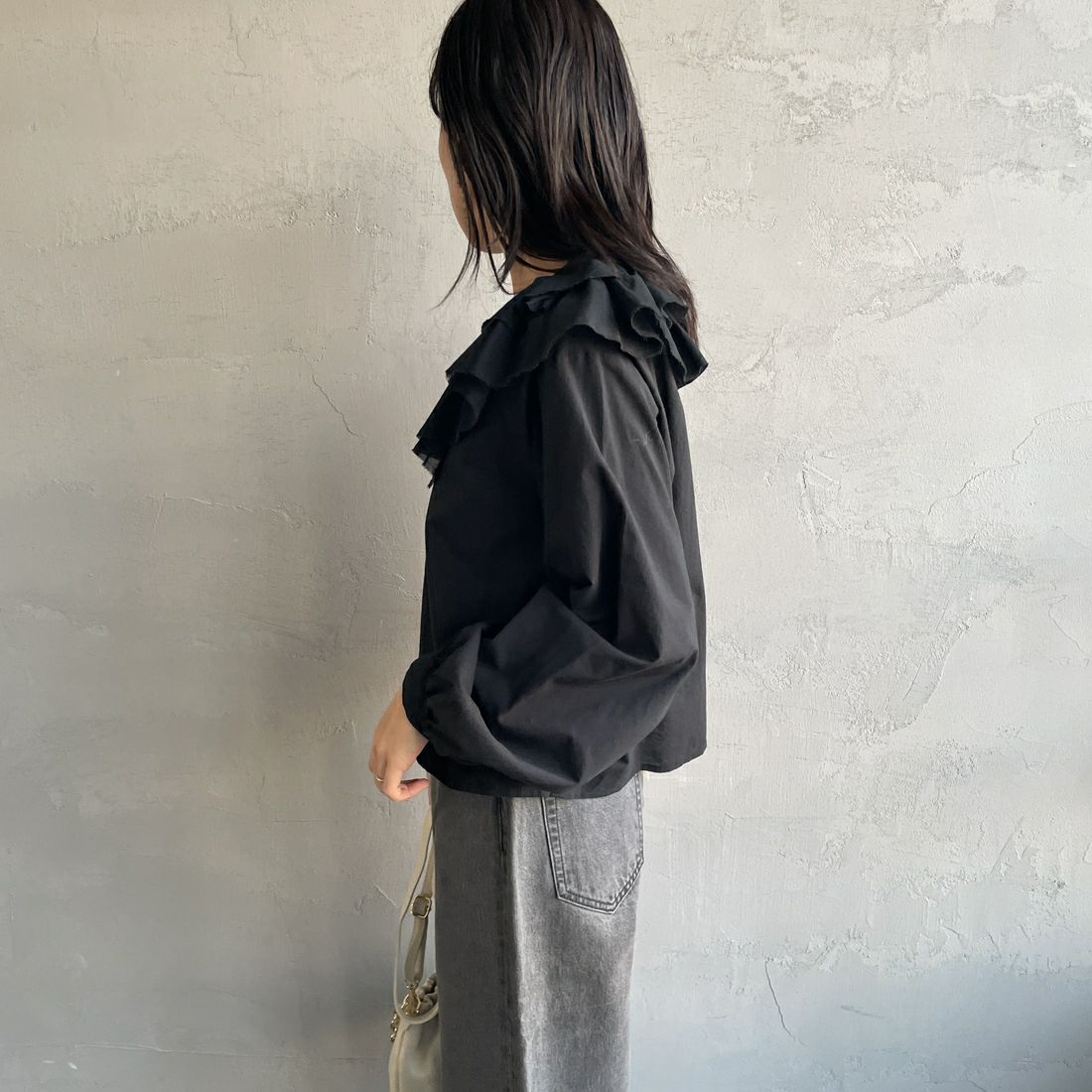 mizuiro ind [ミズイロインド] コットンローン ダブルフリルカラーシャツ [1-230106] 99 BLACK &&モデル身長：160cm 着用サイズ：F&&