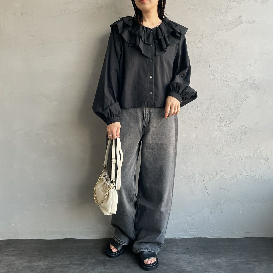 mizuiro ind [ミズイロインド] コットンローン ダブルフリルカラーシャツ [1-230106] 99 BLACK &&モデル身長：160cm 着用サイズ：F&&