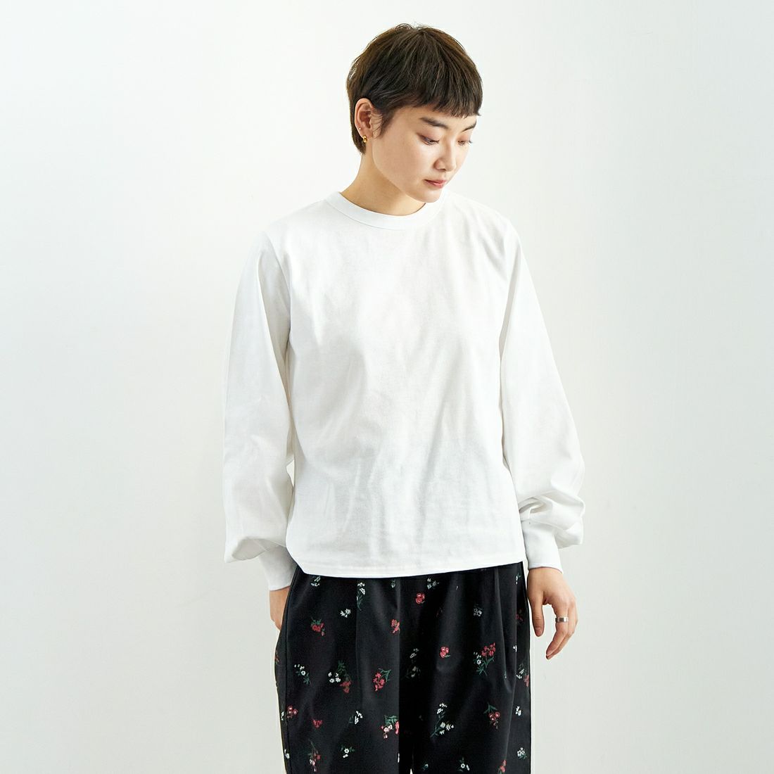 10 WHITE&&モデル身長：160cm 着用サイズ：F&&