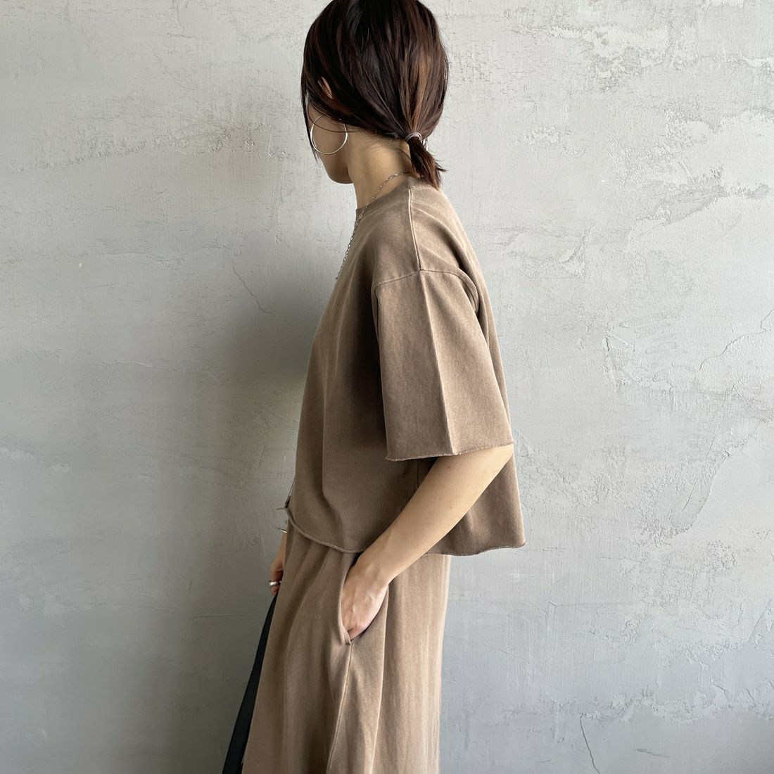 STAR&STRIPE [スターアンドストライプ] 別注 カットオフ ショート丈ワイドシルエットTシャツ [DDMD-095-JF] BROWN &&モデル身長：158cm 着用サイズ：F&&