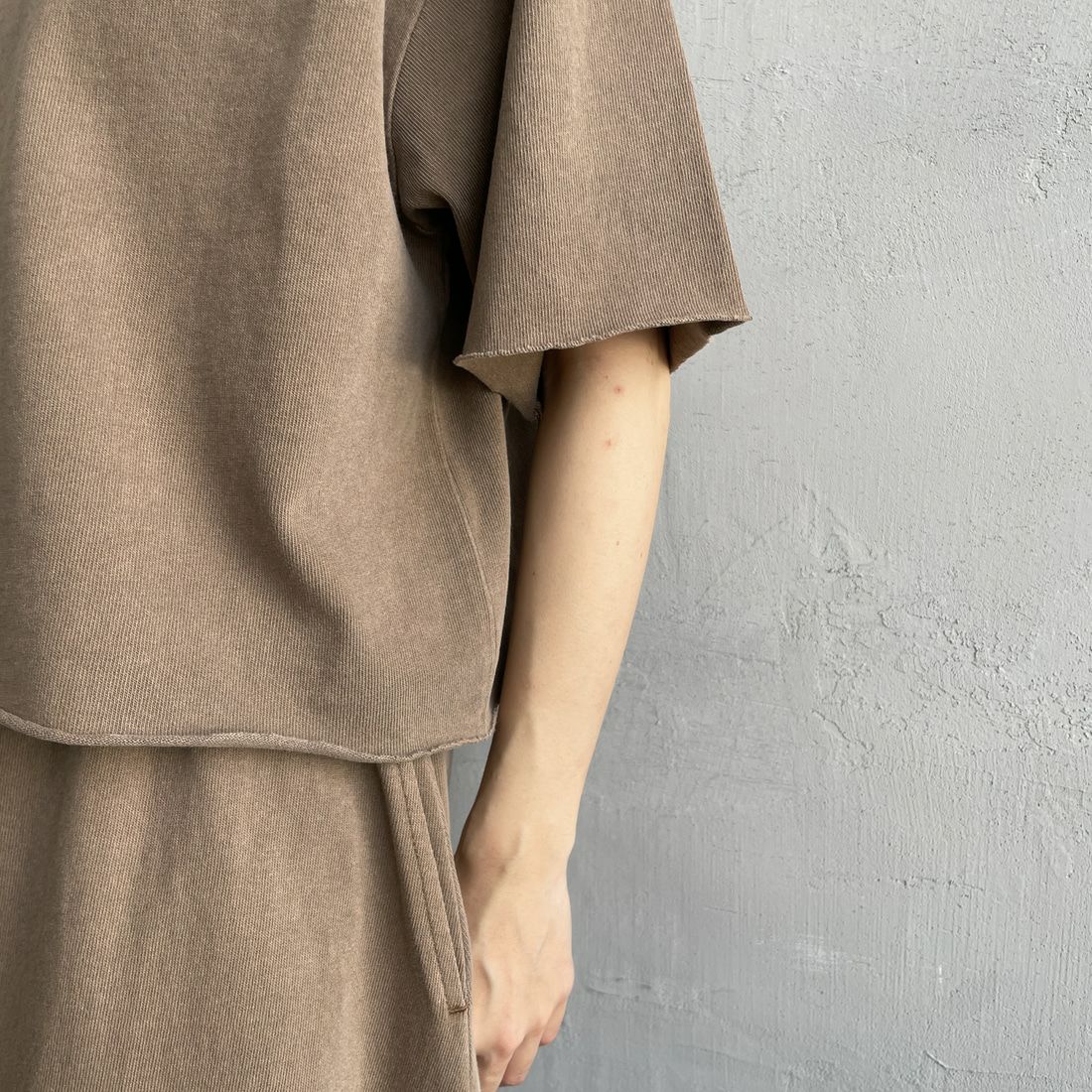 STAR&STRIPE [スターアンドストライプ] 別注 カットオフ ショート丈ワイドシルエットTシャツ [DDMD-095-JF] BROWN &&モデル身長：158cm 着用サイズ：F&&
