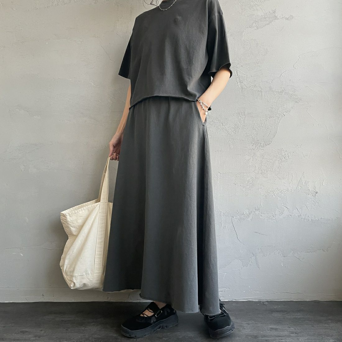 STAR&STRIPE [スターアンドストライプ] 別注 カットオフ マキシ丈フレアスカート [SSMD-080-JF] CHARCOAL &&モデル身長：160cm 着用サイズ：F&&