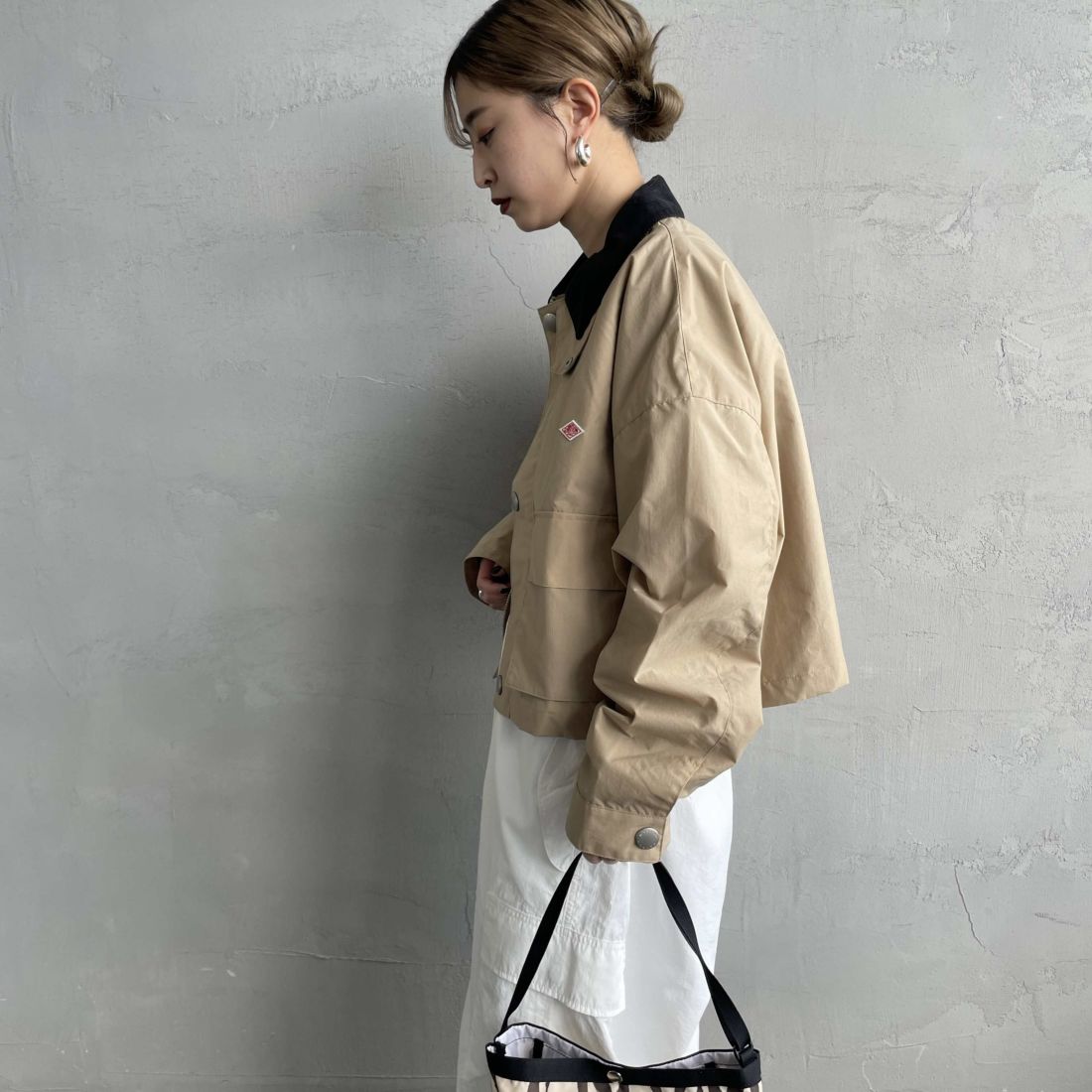 DANTON [ダントン] ナイロンショートジャケット [DT-A0645NTF] SAND BEIGE &&モデル身長：150cm 着用サイズ：38&&