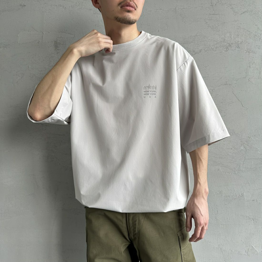 MANHATTAN PORTAGE [マンハッタンポーテージ] 別注 4WAYストレッチ バックプリントTシャツ [25SSMP-IN60-JF] L.GREY &&モデル身長：168cm 着用サイズ：L&&