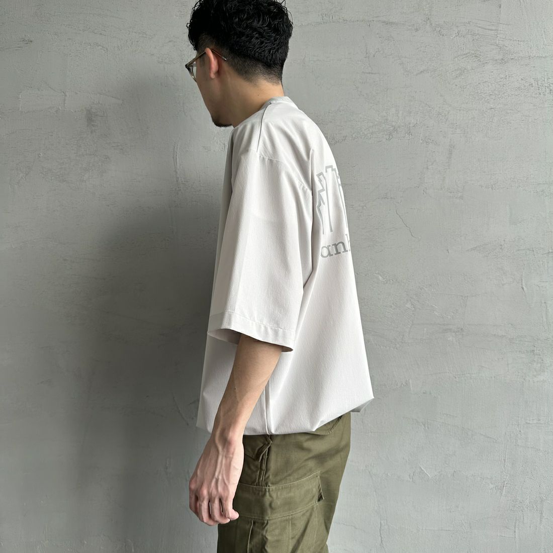 MANHATTAN PORTAGE [マンハッタンポーテージ] 別注 4WAYストレッチ バックプリントTシャツ [25SSMP-IN60-JF] L.GREY &&モデル身長：168cm 着用サイズ：L&&