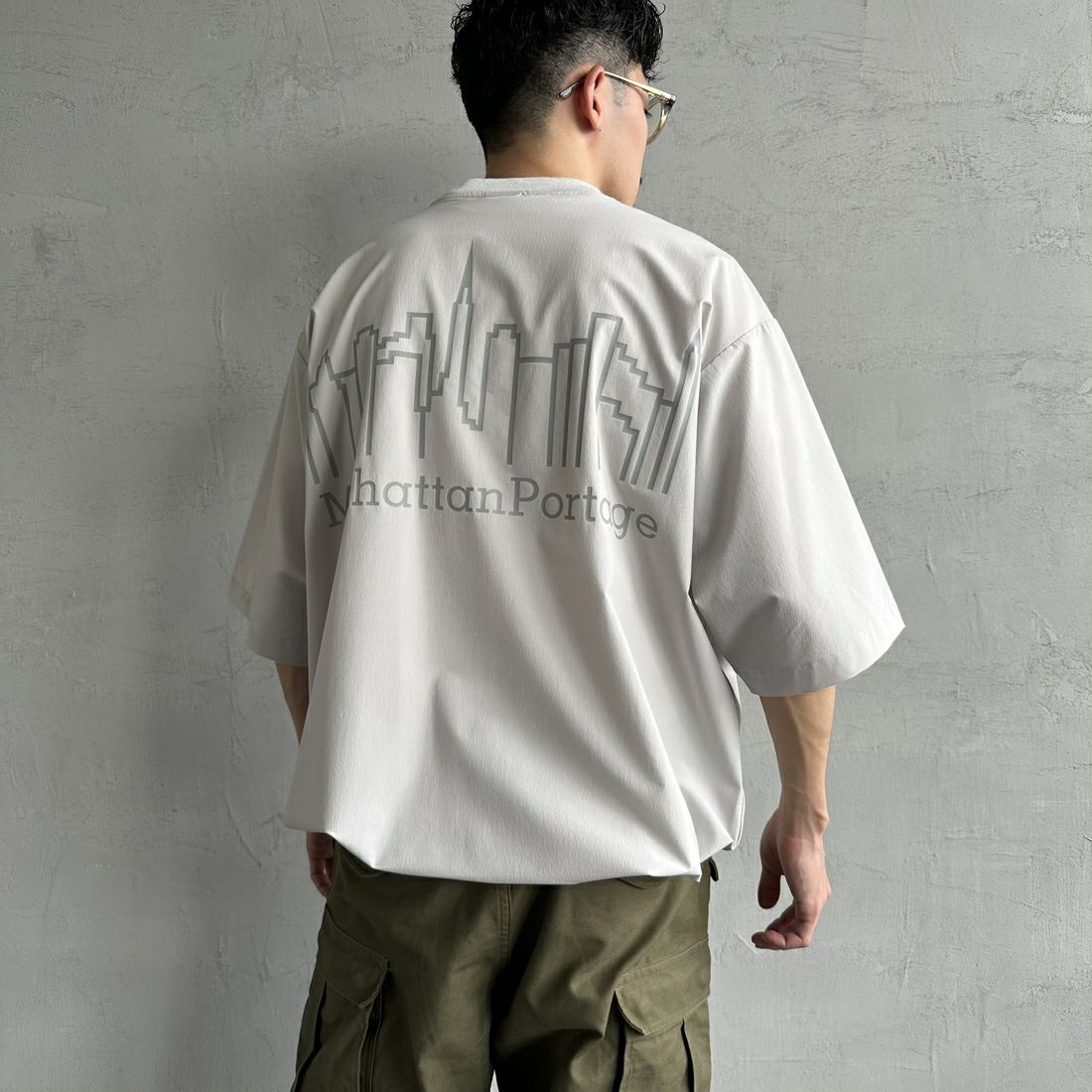 MANHATTAN PORTAGE [マンハッタンポーテージ] 別注 4WAYストレッチ バックプリントTシャツ [25SSMP-IN60-JF] L.GREY &&モデル身長：168cm 着用サイズ：L&&