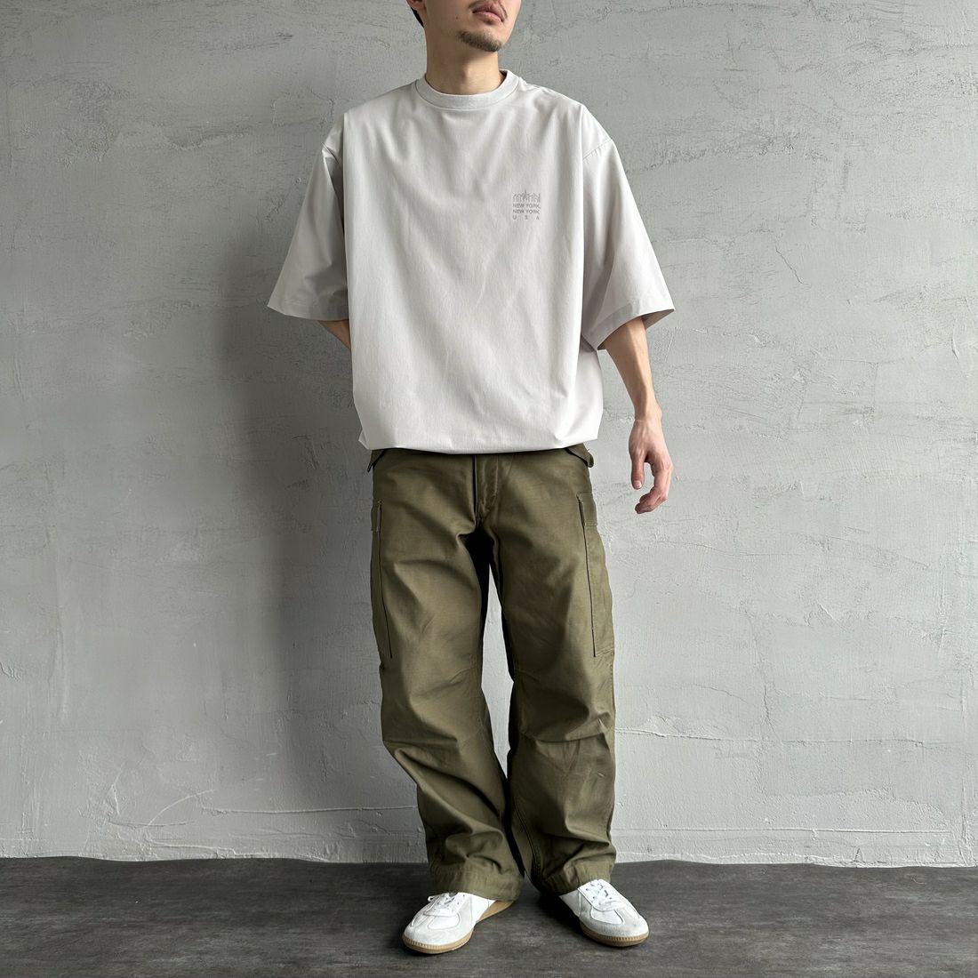 MANHATTAN PORTAGE [マンハッタンポーテージ] 別注 4WAYストレッチ バックプリントTシャツ [25SSMP-IN60-JF] L.GREY &&モデル身長：168cm 着用サイズ：L&&