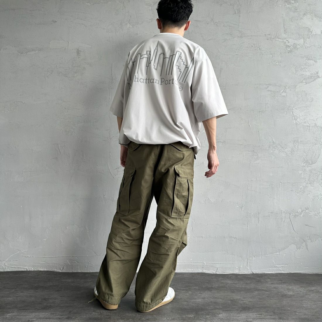 MANHATTAN PORTAGE [マンハッタンポーテージ] 別注 4WAYストレッチ バックプリントTシャツ [25SSMP-IN60-JF] L.GREY &&モデル身長：168cm 着用サイズ：L&&