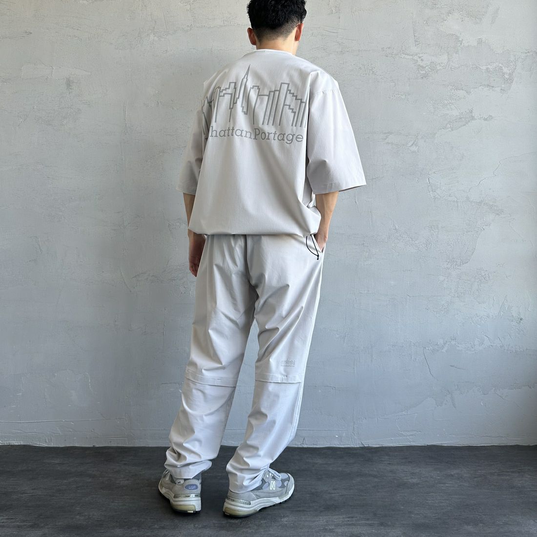 MANHATTAN PORTAGE [マンハッタンポーテージ] 別注 4WAYストレッチ バックプリントTシャツ [25SSMP-IN60-JF] L.GREY &&モデル身長：168cm 着用サイズ：L&&
