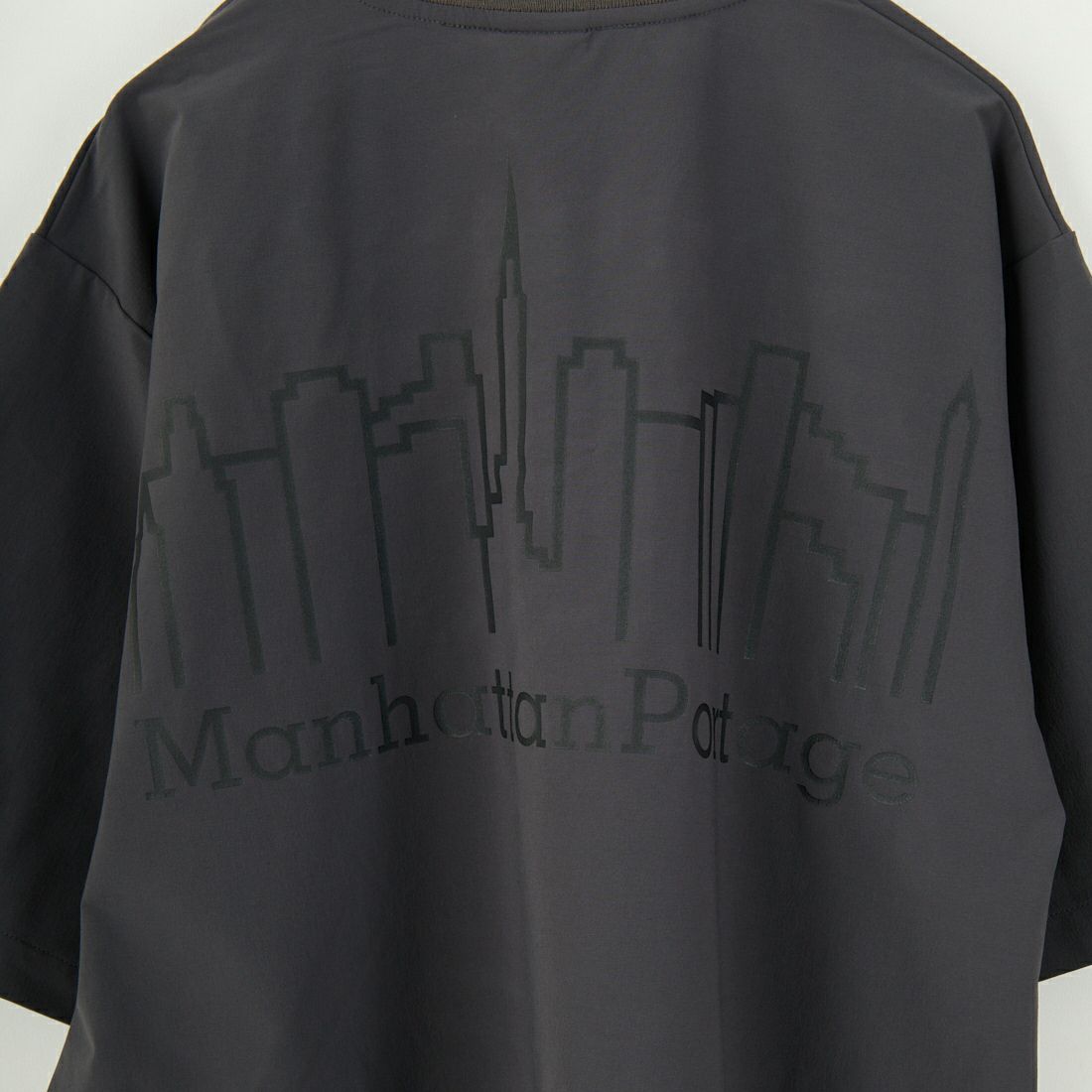 MANHATTAN PORTAGE [マンハッタンポーテージ] 別注 4WAYストレッチ バックプリントTシャツ [25SSMP-IN60-JF] CHARCOAL