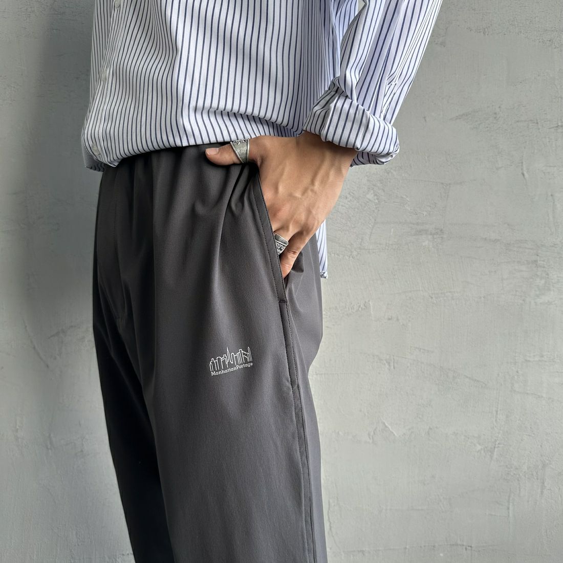 MANHATTAN PORTAGE [マンハッタンポーテージ] 別注 4WAYストレッチ イージーパンツ [25SSMP-IN61-JF] CHARCOAL &&モデル身長：179cm 着用サイズ：L&&