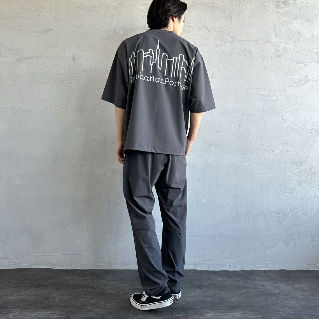 MANHATTAN PORTAGE [マンハッタンポーテージ] 別注 4WAYストレッチ イージーパンツ [25SSMP-IN61-JF] CHARCOAL &&モデル身長：179cm 着用サイズ：L&&