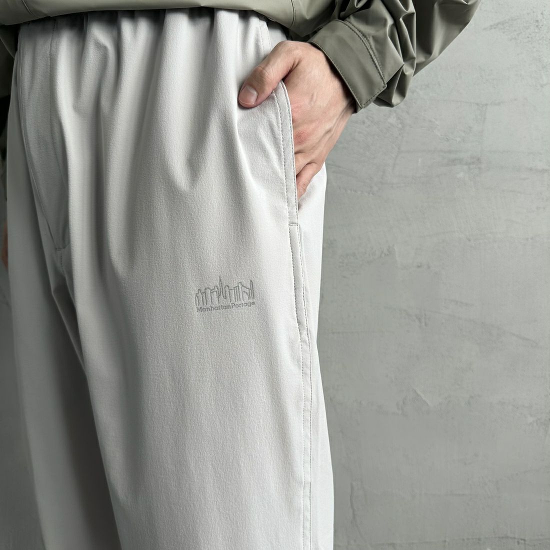 MANHATTAN PORTAGE [マンハッタンポーテージ] 別注 4WAYストレッチ イージーパンツ [25SSMP-IN61-JF] L.GREY &&モデル身長：167cm 着用サイズ：L&&