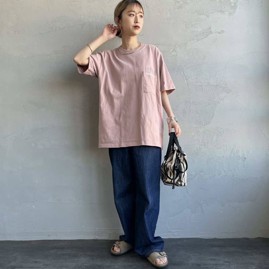 MANHATTAN PORTAGE [マンハッタンポーテージ] 別注 ポケット刺繍 バックプリントTシャツ [25SSMP-IN62-JF] PINK &&モデル身長：150cm 着用サイズ：S&&