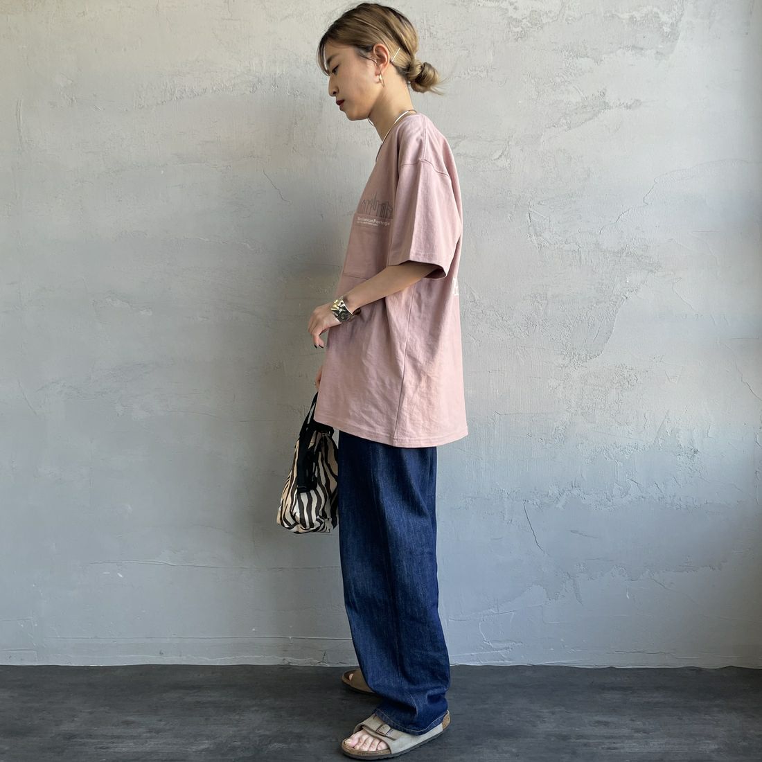 MANHATTAN PORTAGE [マンハッタンポーテージ] 別注 ポケット刺繍 バックプリントTシャツ [25SSMP-IN62-JF] PINK &&モデル身長：150cm 着用サイズ：S&&