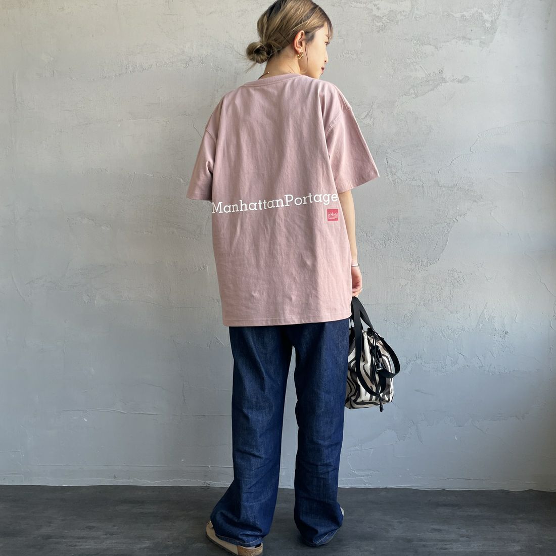 MANHATTAN PORTAGE [マンハッタンポーテージ] 別注 ポケット刺繍 バックプリントTシャツ [25SSMP-IN62-JF] PINK &&モデル身長：150cm 着用サイズ：S&&