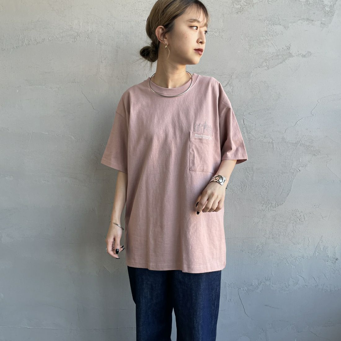 MANHATTAN PORTAGE [マンハッタンポーテージ] 別注 ポケット刺繍 バックプリントTシャツ [25SSMP-IN62-JF] PINK &&モデル身長：150cm 着用サイズ：S&&