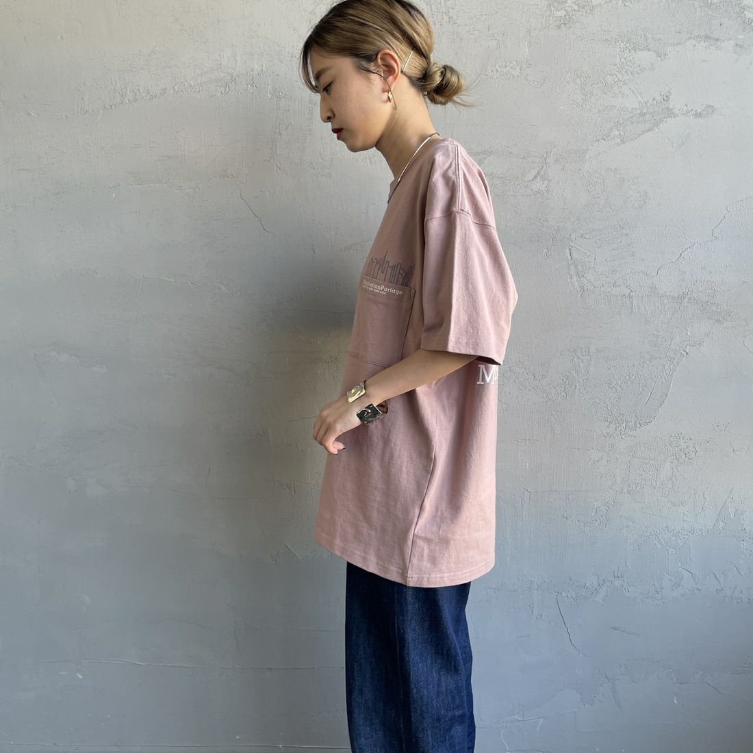 MANHATTAN PORTAGE [マンハッタンポーテージ] 別注 ポケット刺繍 バックプリントTシャツ [25SSMP-IN62-JF] PINK &&モデル身長：150cm 着用サイズ：S&&