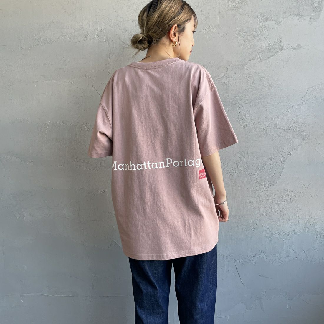 MANHATTAN PORTAGE [マンハッタンポーテージ] 別注 ポケット刺繍 バックプリントTシャツ [25SSMP-IN62-JF] PINK &&モデル身長：150cm 着用サイズ：S&&