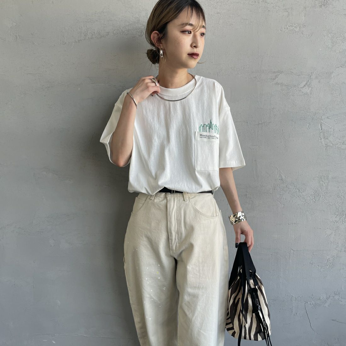 MANHATTAN PORTAGE [マンハッタンポーテージ] 別注 ポケット刺繍 バックプリントTシャツ [25SSMP-IN62-JF] WHITE &&モデル身長：150cm 着用サイズ：S&&