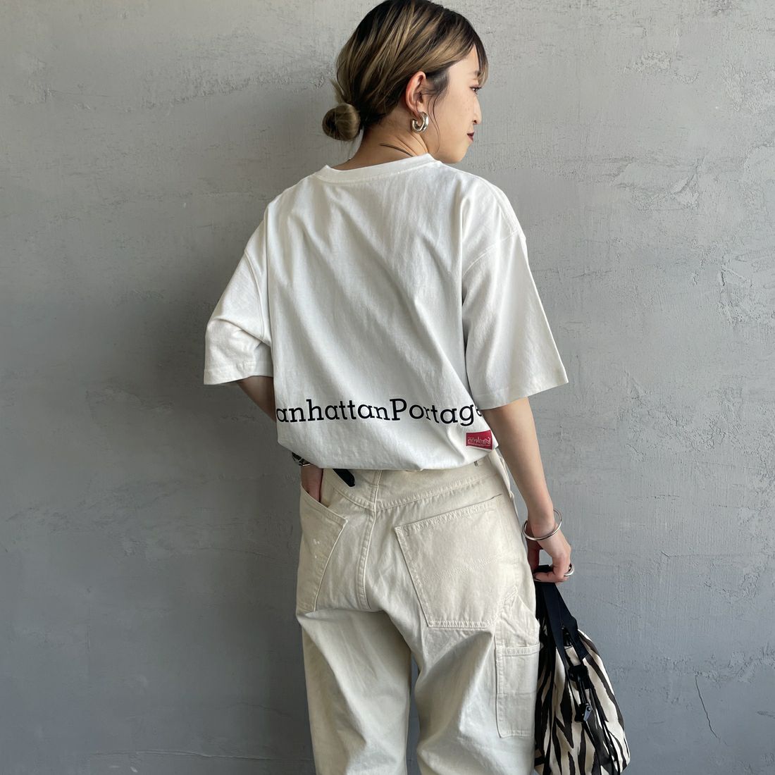 MANHATTAN PORTAGE [マンハッタンポーテージ] 別注 ポケット刺繍 バックプリントTシャツ [25SSMP-IN62-JF] WHITE &&モデル身長：150cm 着用サイズ：S&&