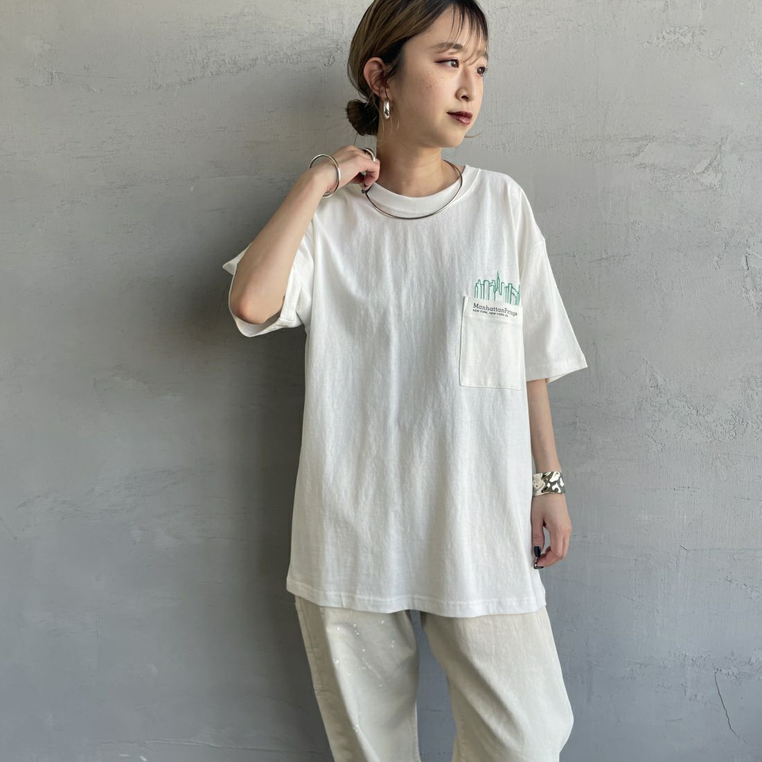 MANHATTAN PORTAGE [マンハッタンポーテージ] 別注 ポケット刺繍 バックプリントTシャツ [25SSMP-IN62-JF] WHITE &&モデル身長：150cm 着用サイズ：S&&