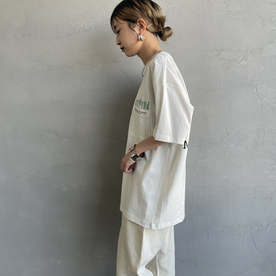 MANHATTAN PORTAGE [マンハッタンポーテージ] 別注 ポケット刺繍 バックプリントTシャツ [25SSMP-IN62-JF] WHITE &&モデル身長：150cm 着用サイズ：S&&