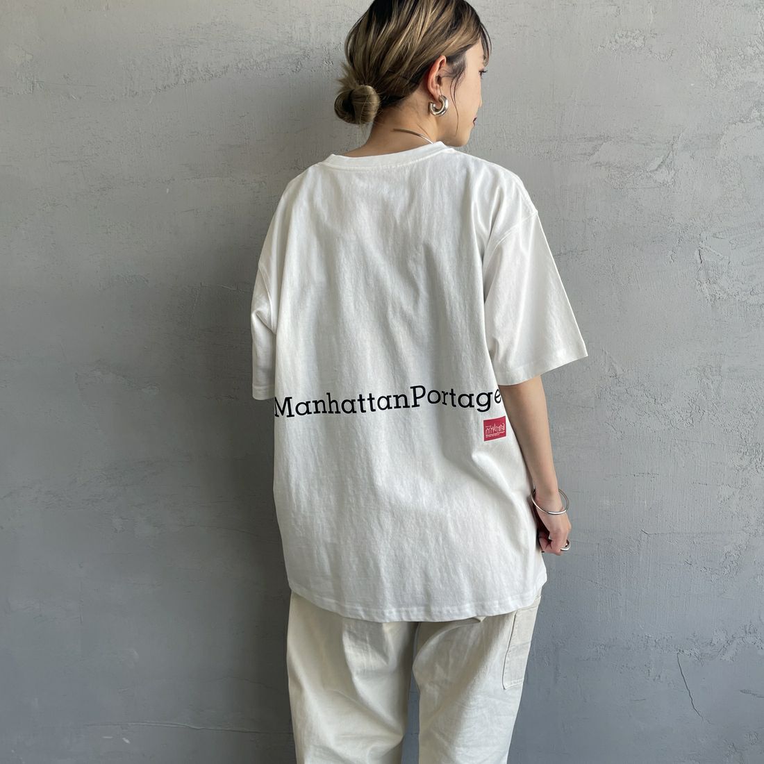 MANHATTAN PORTAGE [マンハッタンポーテージ] 別注 ポケット刺繍 バックプリントTシャツ [25SSMP-IN62-JF] WHITE &&モデル身長：150cm 着用サイズ：S&&