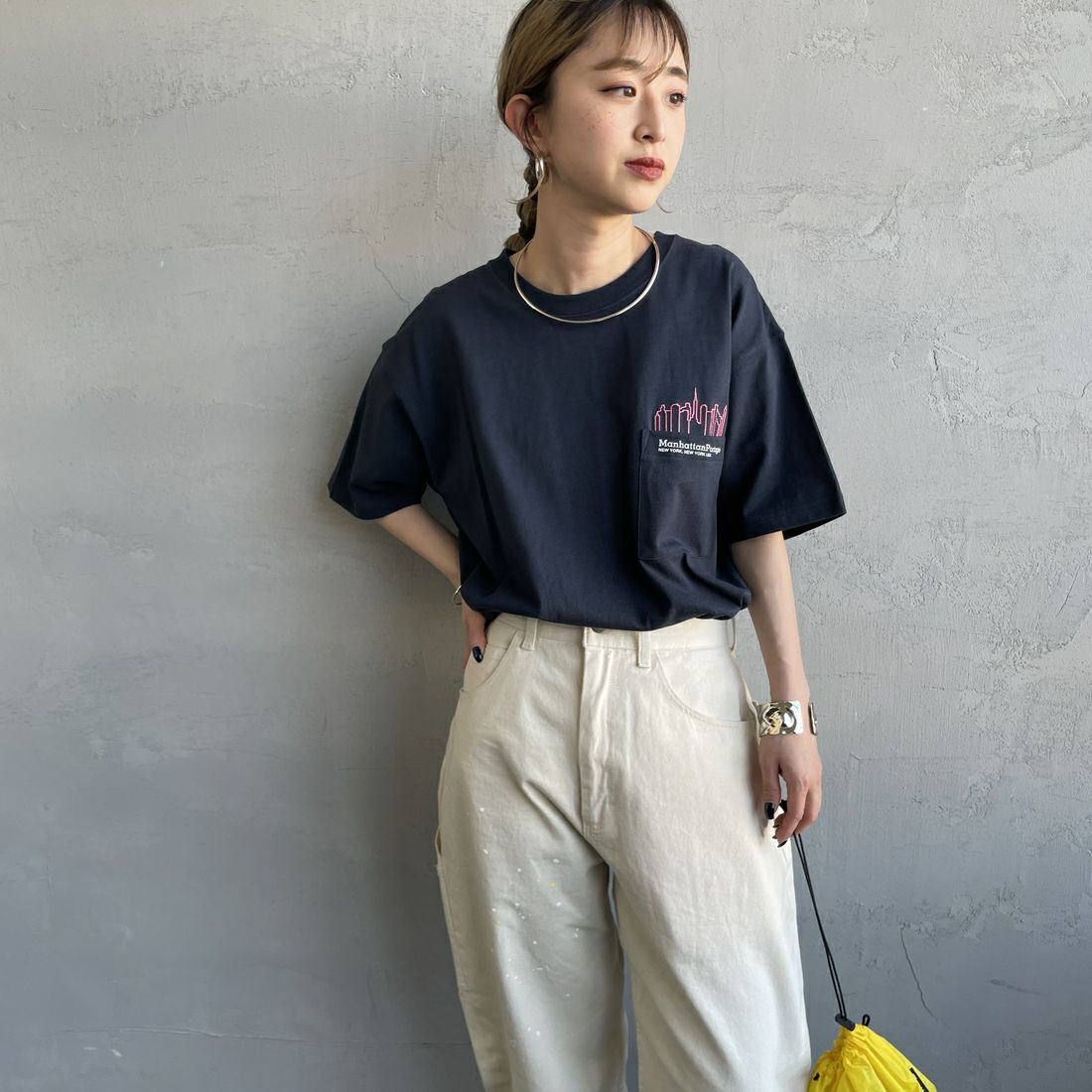 MANHATTAN PORTAGE [マンハッタンポーテージ] 別注 ポケット刺繍 バックプリントTシャツ [25SSMP-IN62-JF] NAVY &&モデル身長：150cm 着用サイズ：S&&