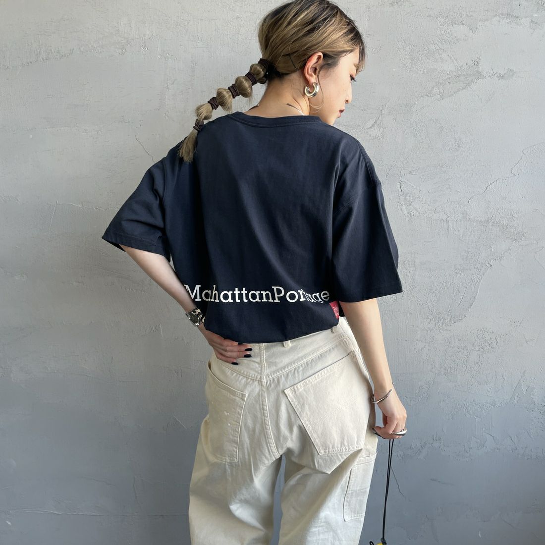 MANHATTAN PORTAGE [マンハッタンポーテージ] 別注 ポケット刺繍 バックプリントTシャツ [25SSMP-IN62-JF] NAVY &&モデル身長：150cm 着用サイズ：S&&