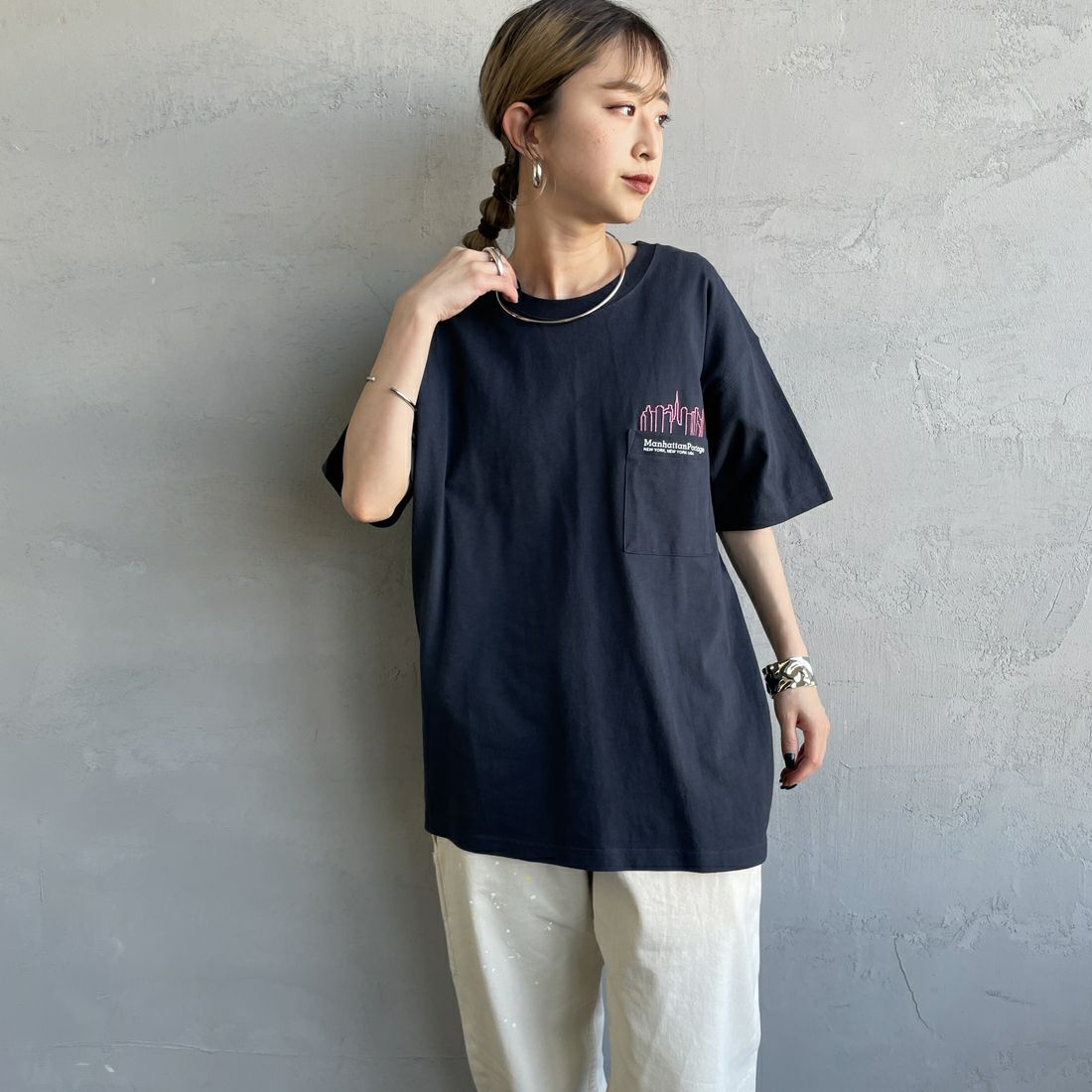 MANHATTAN PORTAGE [マンハッタンポーテージ] 別注 ポケット刺繍 バックプリントTシャツ [25SSMP-IN62-JF] NAVY &&モデル身長：150cm 着用サイズ：S&&