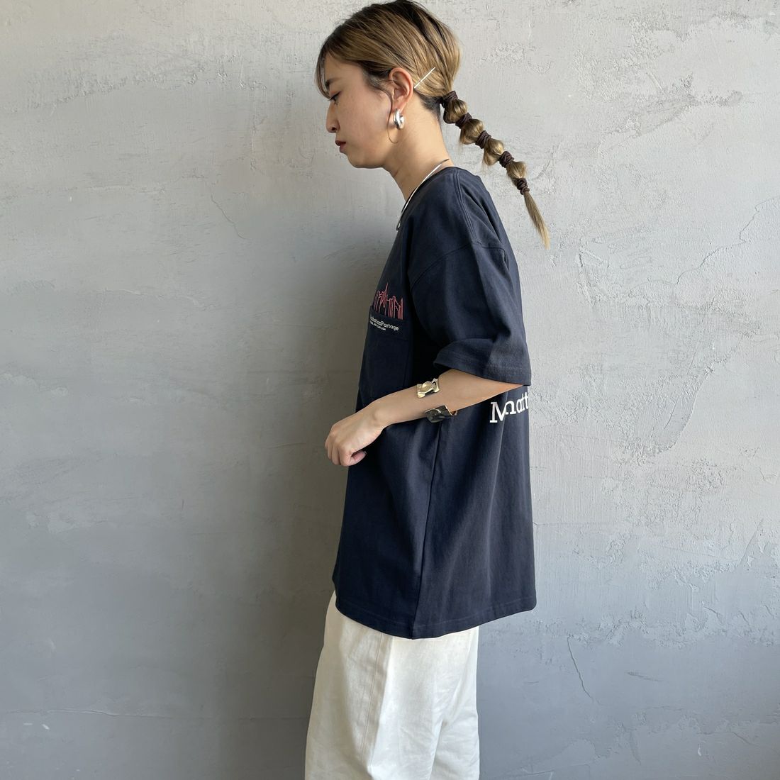 MANHATTAN PORTAGE [マンハッタンポーテージ] 別注 ポケット刺繍 バックプリントTシャツ [25SSMP-IN62-JF] NAVY &&モデル身長：150cm 着用サイズ：S&&