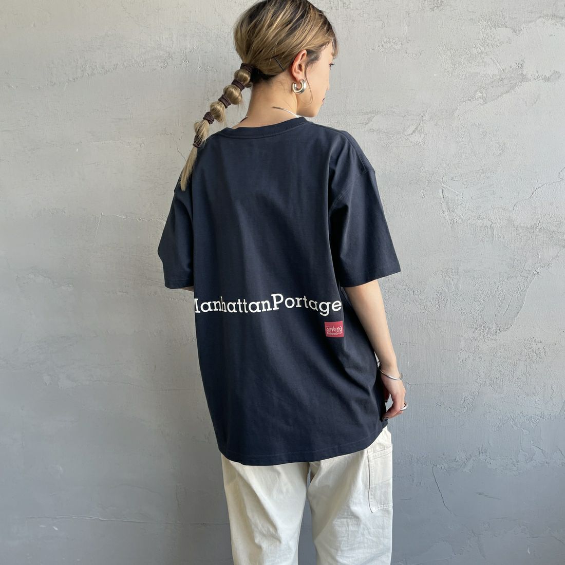 MANHATTAN PORTAGE [マンハッタンポーテージ] 別注 ポケット刺繍 バックプリントTシャツ [25SSMP-IN62-JF] NAVY &&モデル身長：150cm 着用サイズ：S&&