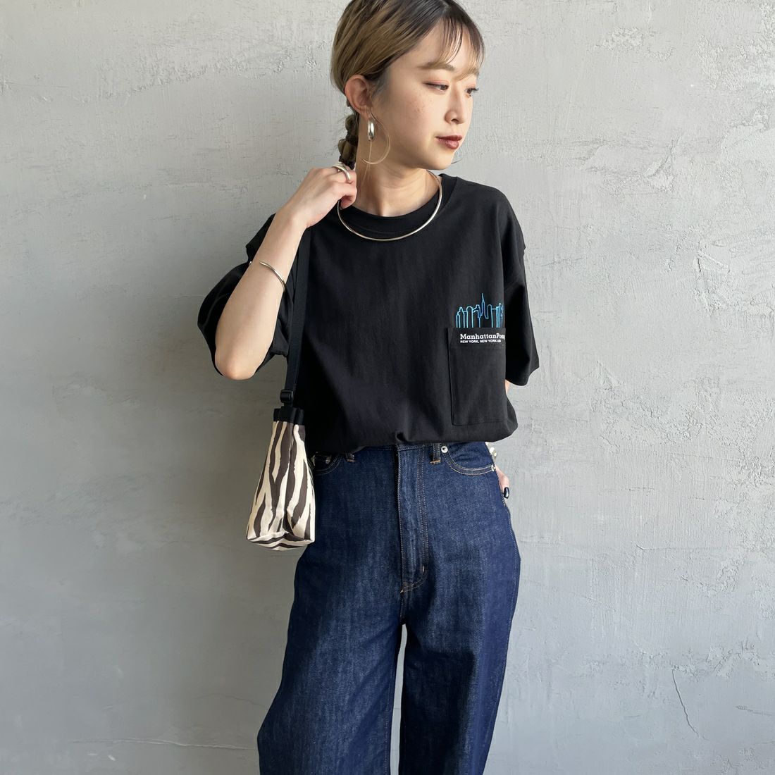 MANHATTAN PORTAGE [マンハッタンポーテージ] 別注 ポケット刺繍 バックプリントTシャツ [25SSMP-IN62-JF] BLACK &&モデル身長：150cm 着用サイズ：S&&