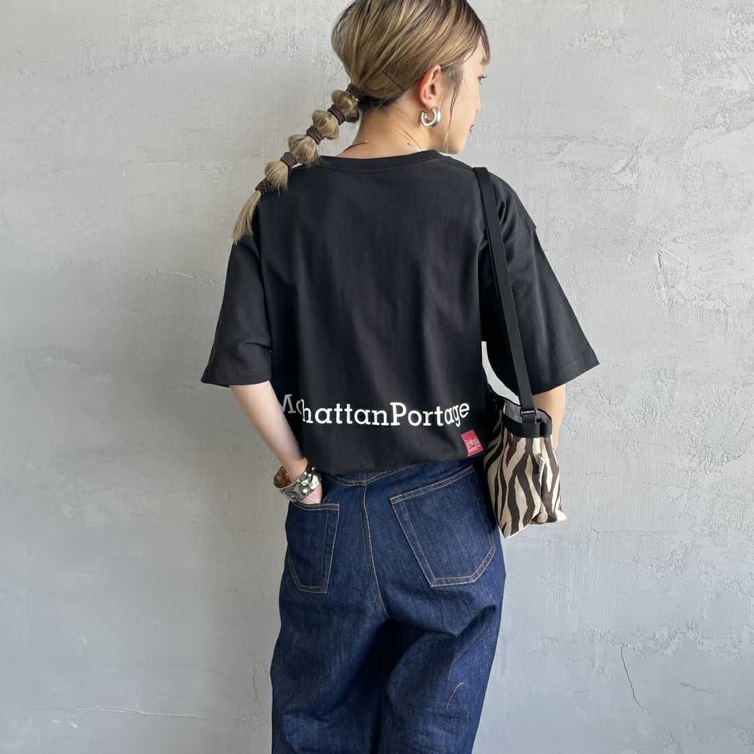 MANHATTAN PORTAGE [マンハッタンポーテージ] 別注 ポケット刺繍 バックプリントTシャツ [25SSMP-IN62-JF] BLACK &&モデル身長：150cm 着用サイズ：S&&