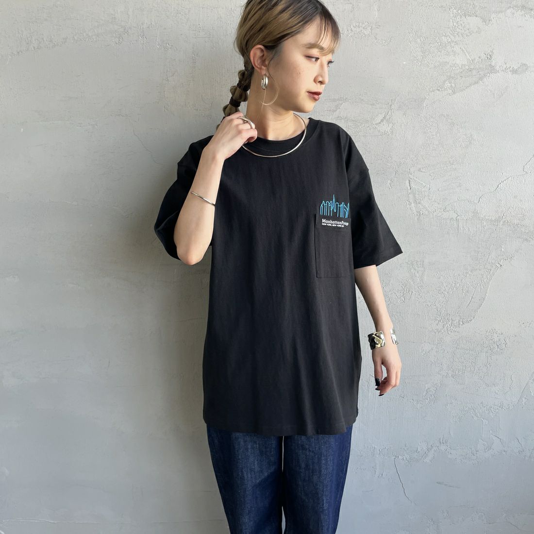 MANHATTAN PORTAGE [マンハッタンポーテージ] 別注 ポケット刺繍 バックプリントTシャツ [25SSMP-IN62-JF] BLACK &&モデル身長：150cm 着用サイズ：S&&