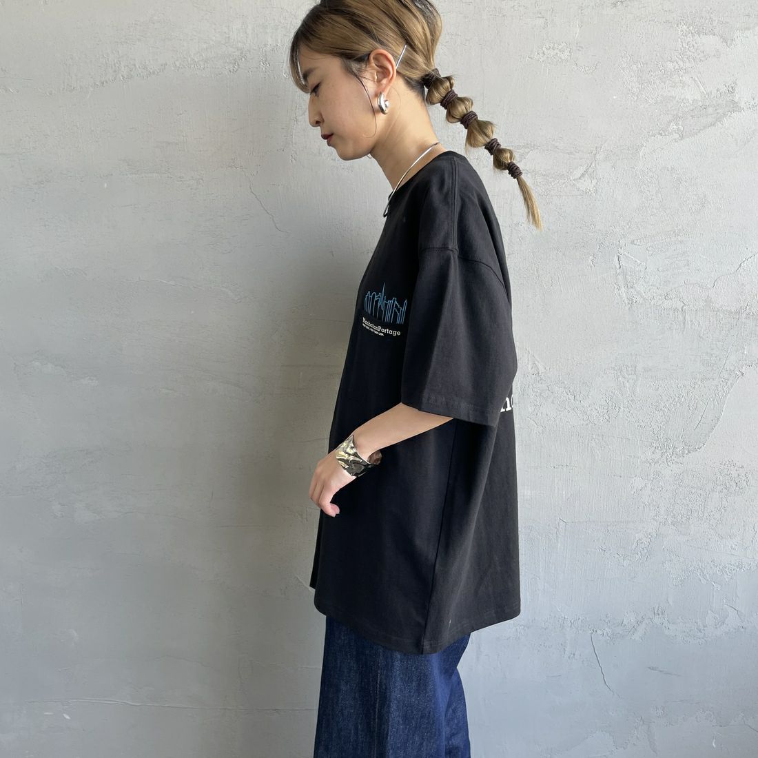 MANHATTAN PORTAGE [マンハッタンポーテージ] 別注 ポケット刺繍 バックプリントTシャツ [25SSMP-IN62-JF] BLACK &&モデル身長：150cm 着用サイズ：S&&
