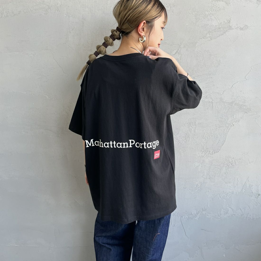 MANHATTAN PORTAGE [マンハッタンポーテージ] 別注 ポケット刺繍 バックプリントTシャツ [25SSMP-IN62-JF] BLACK &&モデル身長：150cm 着用サイズ：S&&