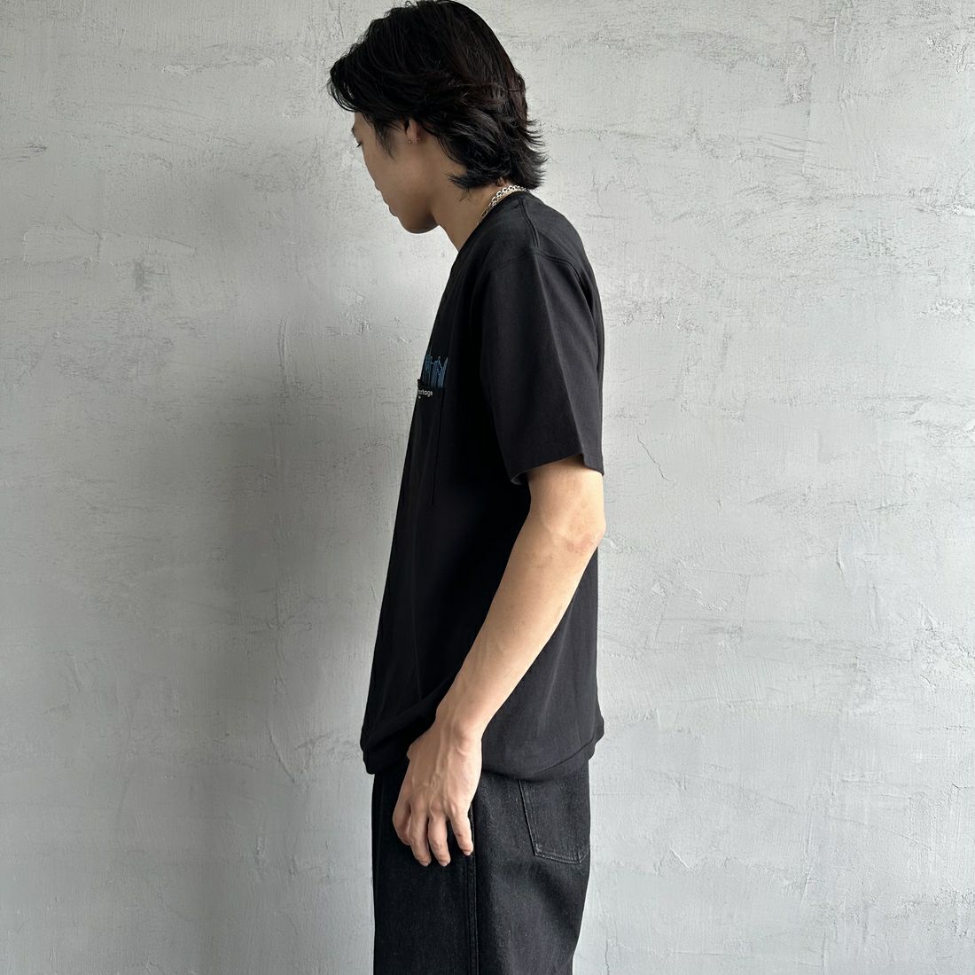 MANHATTAN PORTAGE [マンハッタンポーテージ] 別注 ポケット刺繍 バックプリントTシャツ [25SSMP-IN62-JF] BLACK &&モデル身長：179cm 着用サイズ：L&&