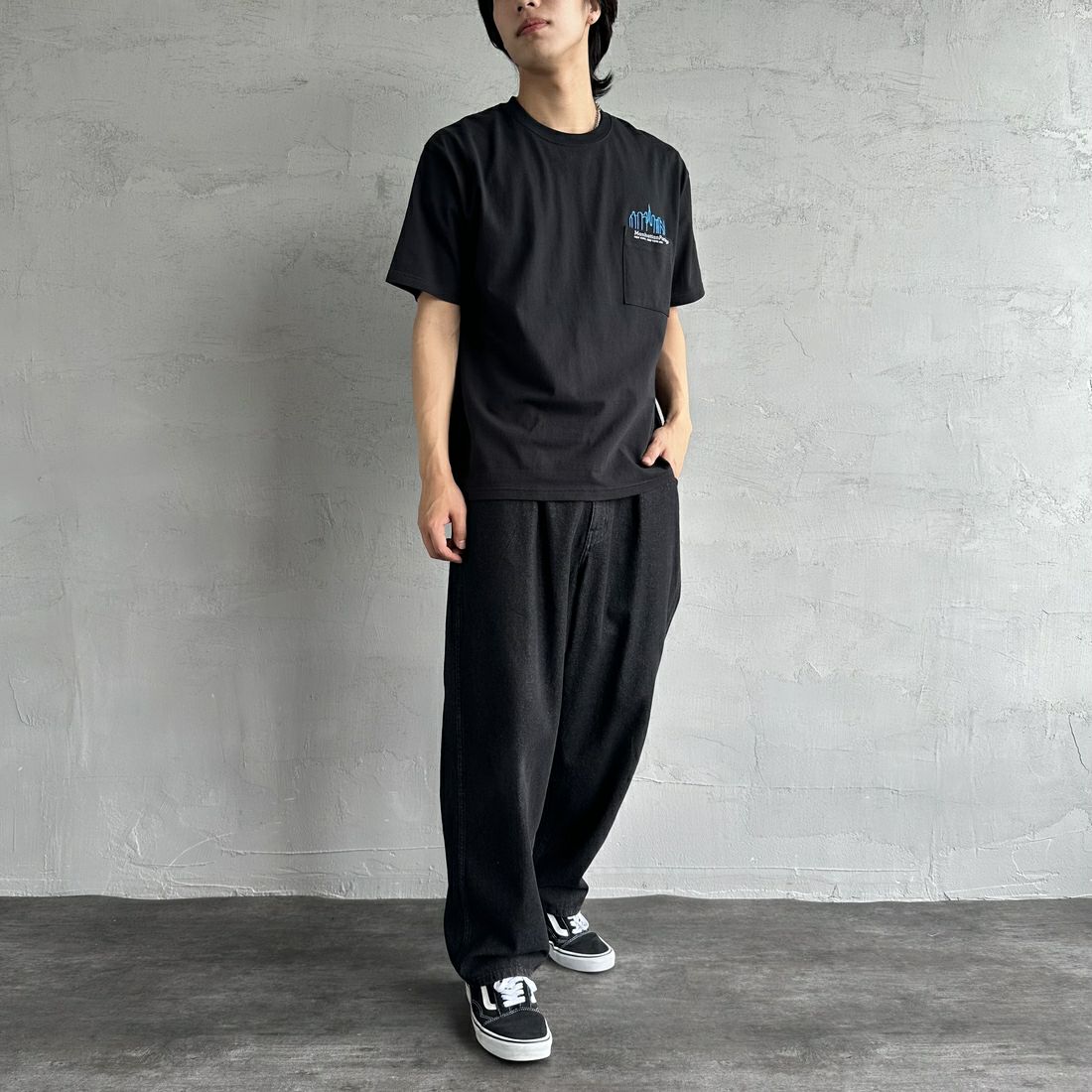 MANHATTAN PORTAGE [マンハッタンポーテージ] 別注 ポケット刺繍 バックプリントTシャツ [25SSMP-IN62-JF] BLACK &&モデル身長：179cm 着用サイズ：L&&