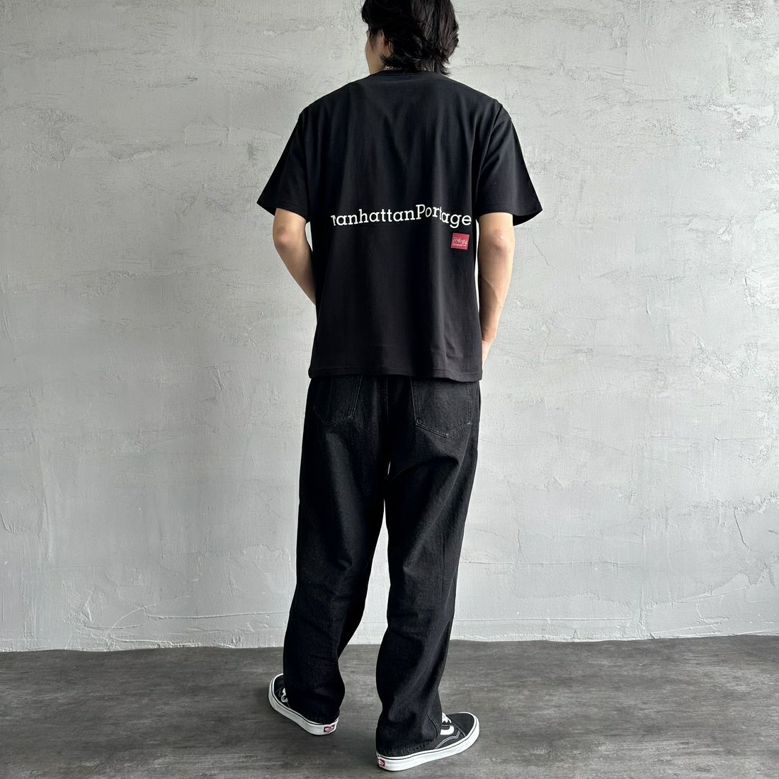 MANHATTAN PORTAGE [マンハッタンポーテージ] 別注 ポケット刺繍 バックプリントTシャツ [25SSMP-IN62-JF] BLACK &&モデル身長：179cm 着用サイズ：L&&
