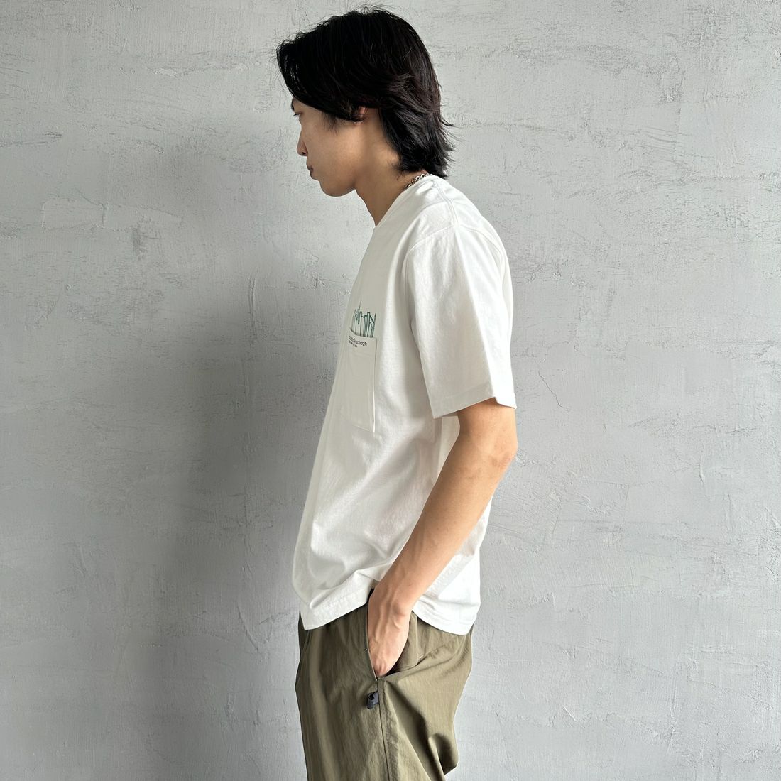 MANHATTAN PORTAGE [マンハッタンポーテージ] 別注 ポケット刺繍 バックプリントTシャツ [25SSMP-IN62-JF] WHITE &&モデル身長：179cm 着用サイズ：L&&