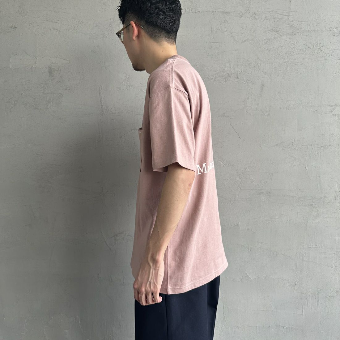 MANHATTAN PORTAGE [マンハッタンポーテージ] 別注 ポケット刺繍 バックプリントTシャツ [25SSMP-IN62-JF] PINK &&モデル身長：167cm 着用サイズ：L&&