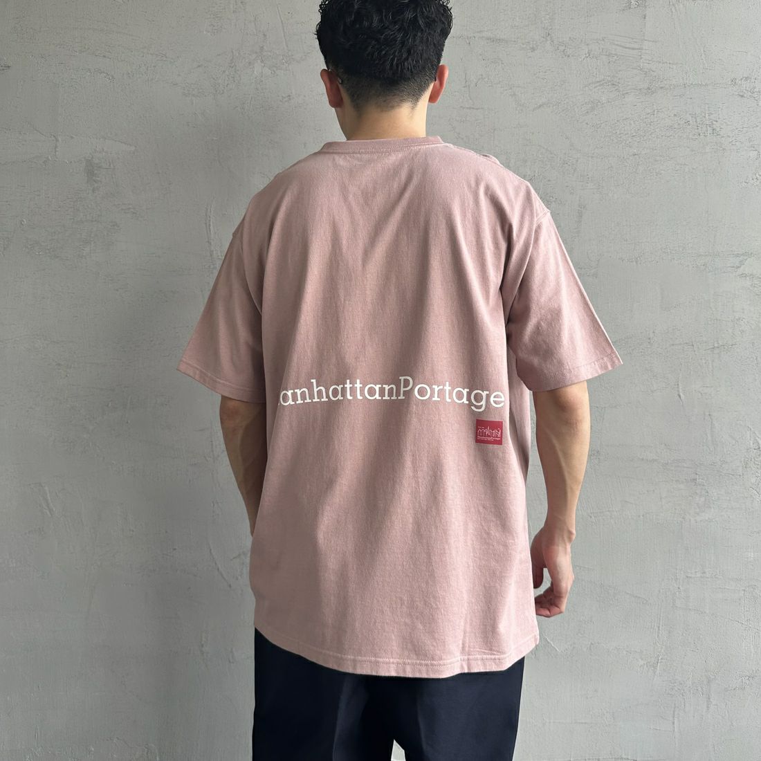 MANHATTAN PORTAGE [マンハッタンポーテージ] 別注 ポケット刺繍 バックプリントTシャツ [25SSMP-IN62-JF] PINK &&モデル身長：167cm 着用サイズ：L&&