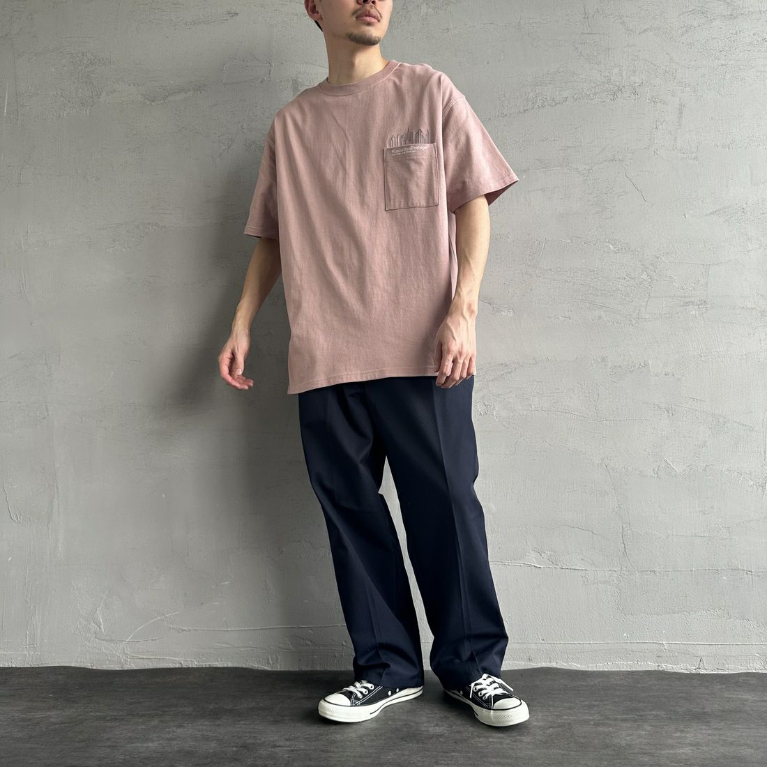 MANHATTAN PORTAGE [マンハッタンポーテージ] 別注 ポケット刺繍 バックプリントTシャツ [25SSMP-IN62-JF] PINK &&モデル身長：167cm 着用サイズ：L&&