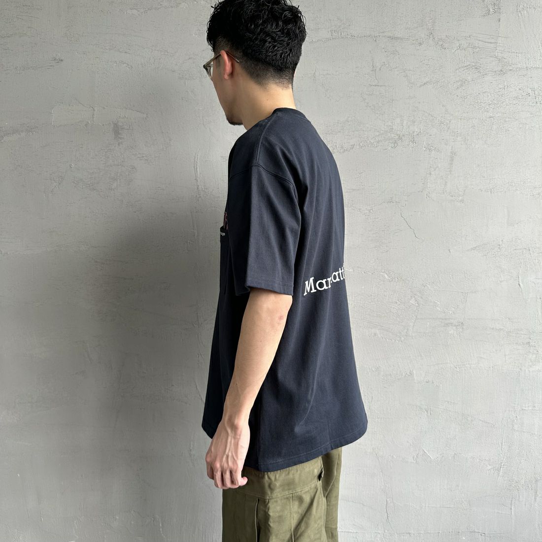 MANHATTAN PORTAGE [マンハッタンポーテージ] 別注 ポケット刺繍 バックプリントTシャツ [25SSMP-IN62-JF] NAVY &&モデル身長：167cm 着用サイズ：L&&
