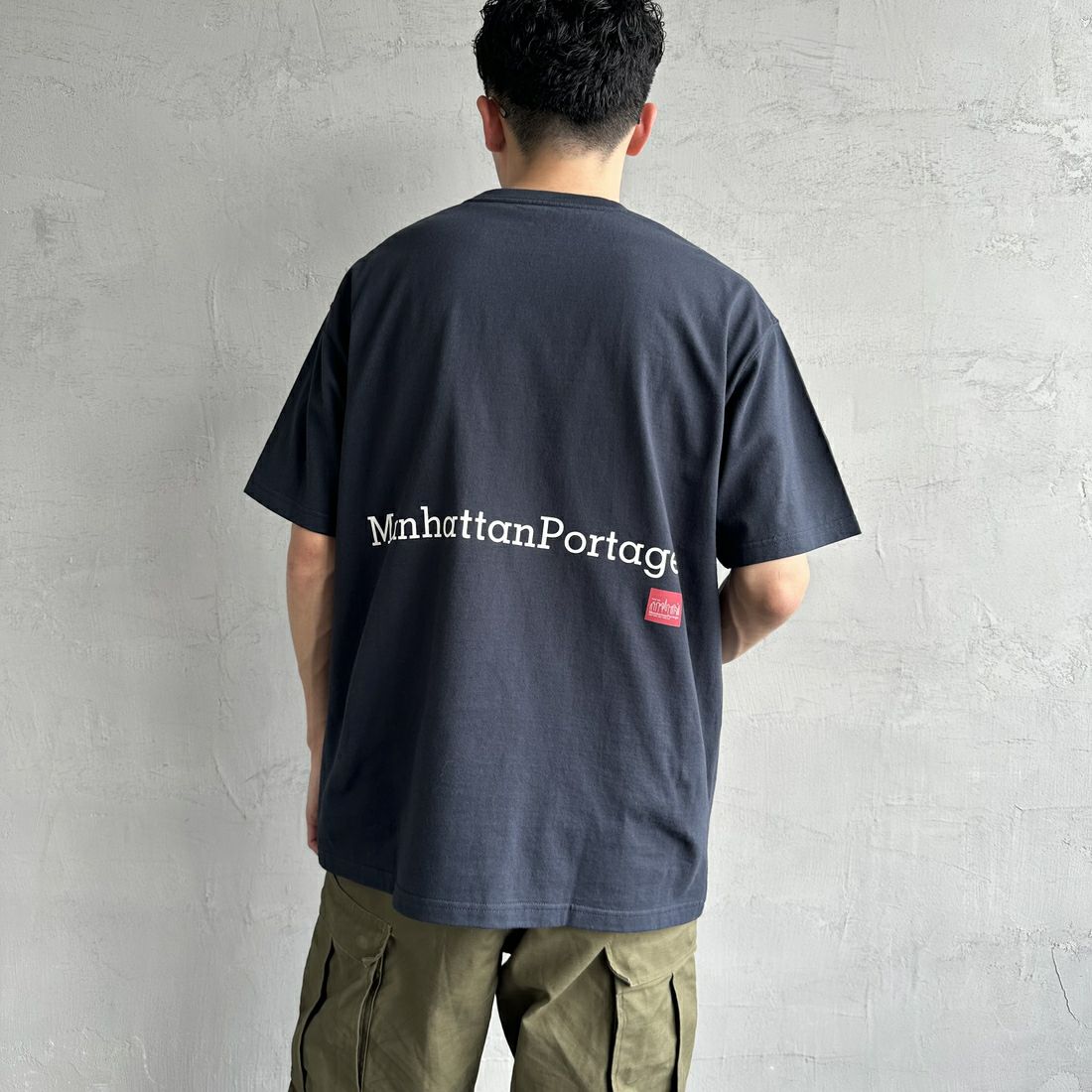 MANHATTAN PORTAGE [マンハッタンポーテージ] 別注 ポケット刺繍 バックプリントTシャツ [25SSMP-IN62-JF] NAVY &&モデル身長：167cm 着用サイズ：L&&