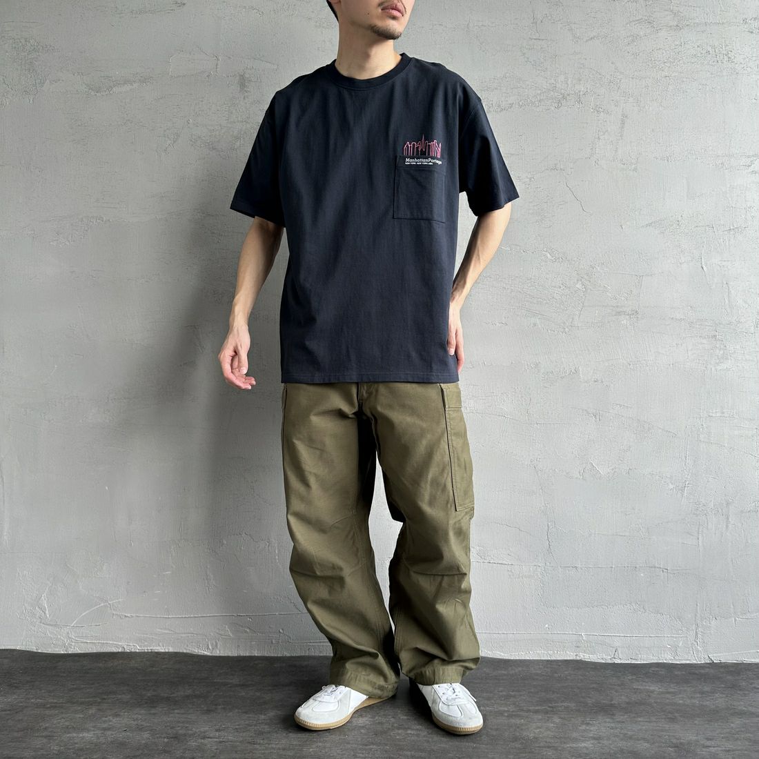 MANHATTAN PORTAGE [マンハッタンポーテージ] 別注 ポケット刺繍 バックプリントTシャツ [25SSMP-IN62-JF] NAVY &&モデル身長：167cm 着用サイズ：L&&