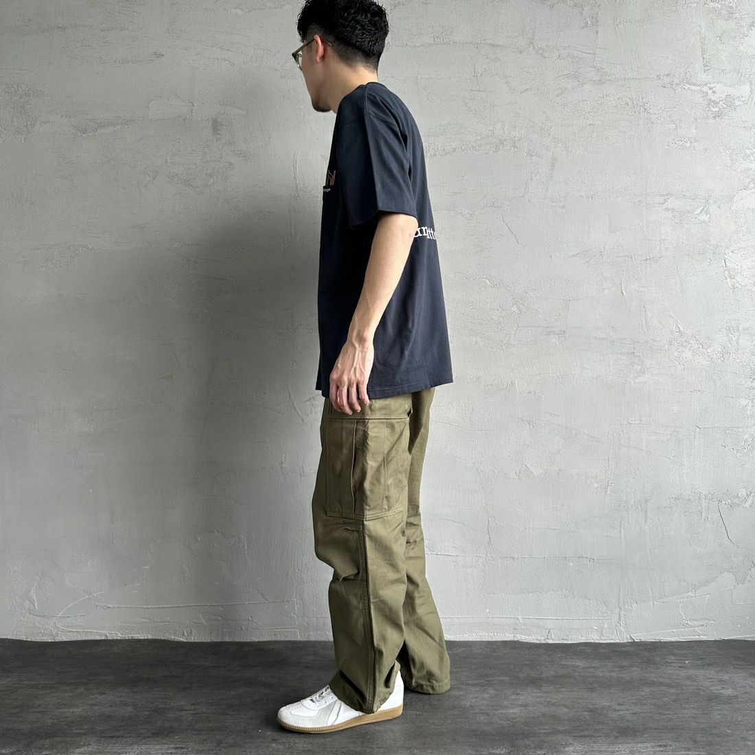 MANHATTAN PORTAGE [マンハッタンポーテージ] 別注 ポケット刺繍 バックプリントTシャツ [25SSMP-IN62-JF] NAVY &&モデル身長：167cm 着用サイズ：L&&