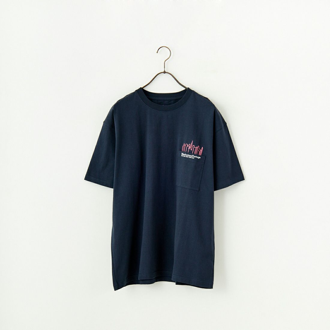 MANHATTAN PORTAGE [マンハッタンポーテージ] 別注 ポケット刺繍 バックプリントTシャツ [25SSMP-IN62-JF] NAVY